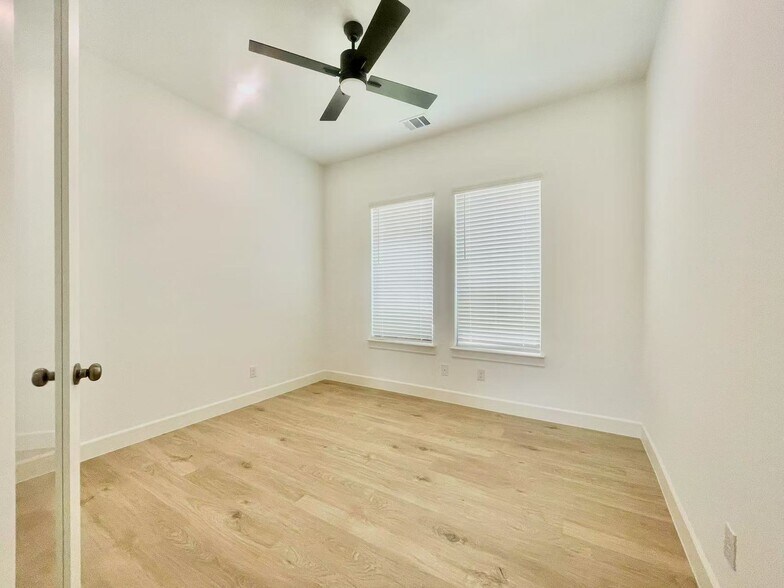 Building Photo - 15603 Valerian Trl
