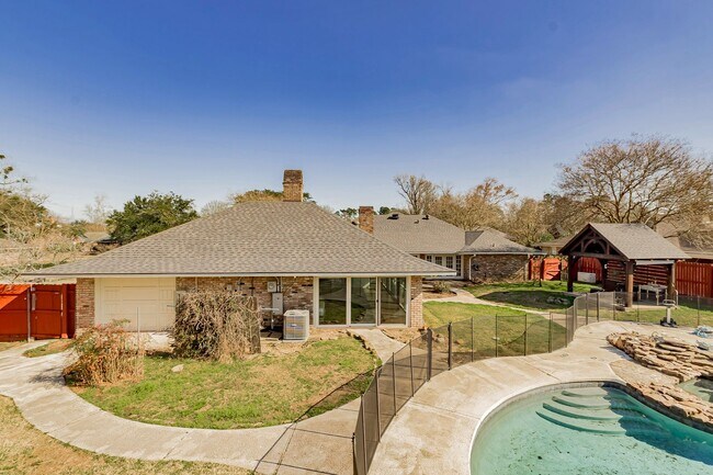Building Photo - 4204 Pine Park Dr