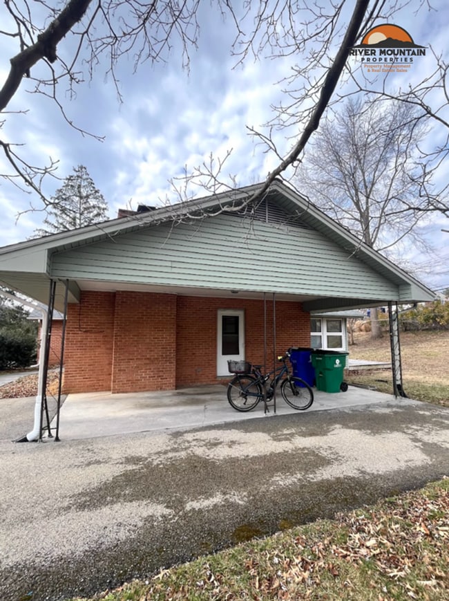 Building Photo - 3 Bedroom Home with Carport in Blacksburg