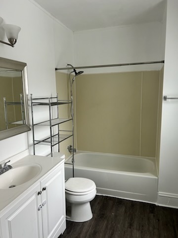 Bathroom, Tub/Shower combo - 3105 Roanoke Ave