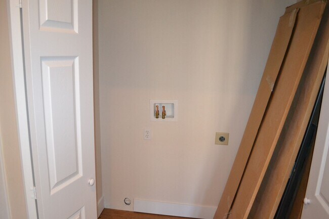 Building Photo - Oak Street Duplex