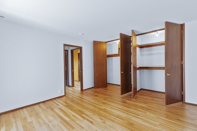 Building Photo - 3 bedroom 2 bath