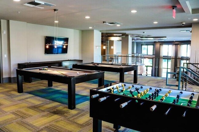 Building Photo - 1701 N Lois Ave