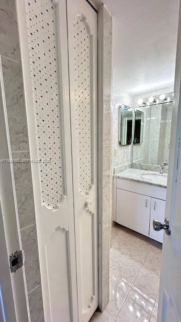 Building Photo - 3401 N Country Club Dr