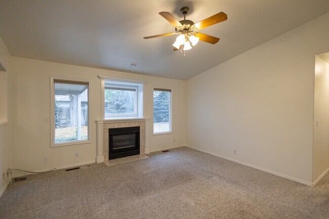 Building Photo - 164 S Silverwood Way