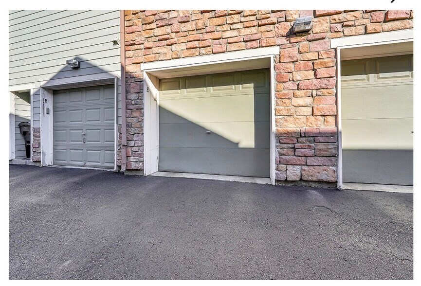 Building Photo - 18721 E Water Dr