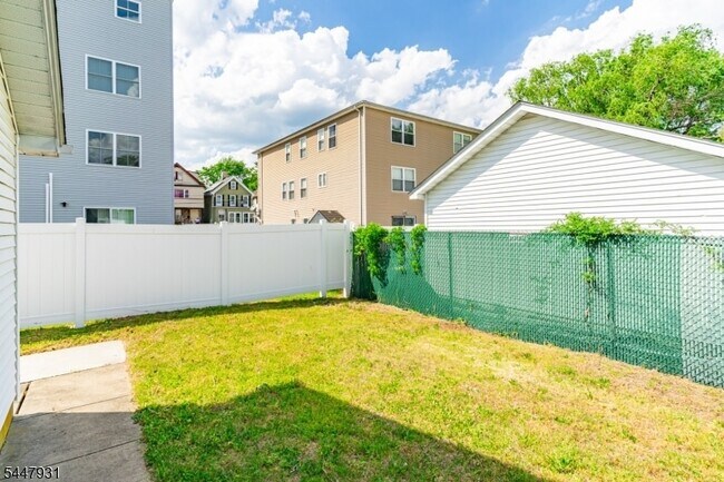 Building Photo - 475 Burnside St