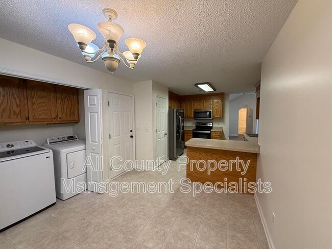 Building Photo - 3690 Oleander Dr