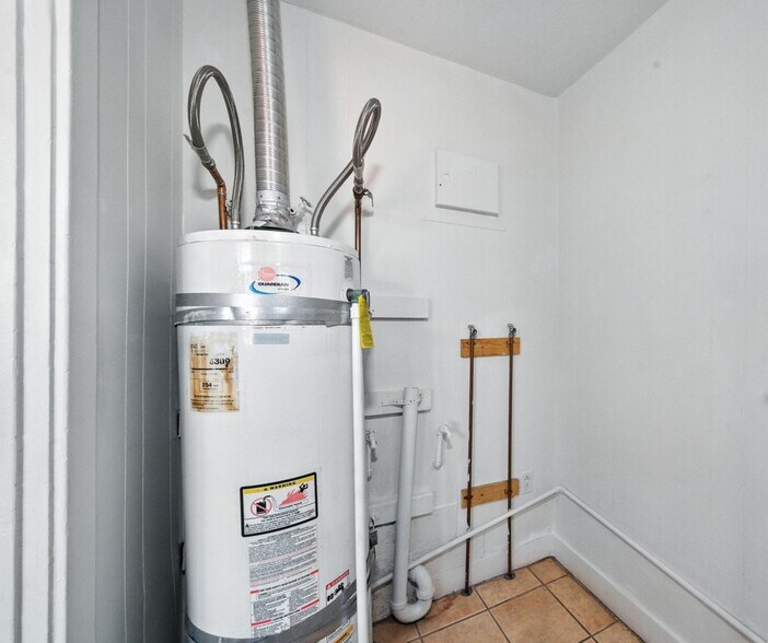 Building Photo - 3305 W 27th St