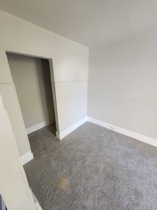 Building Photo - Charming 4-Bedroom Property in Prime Location