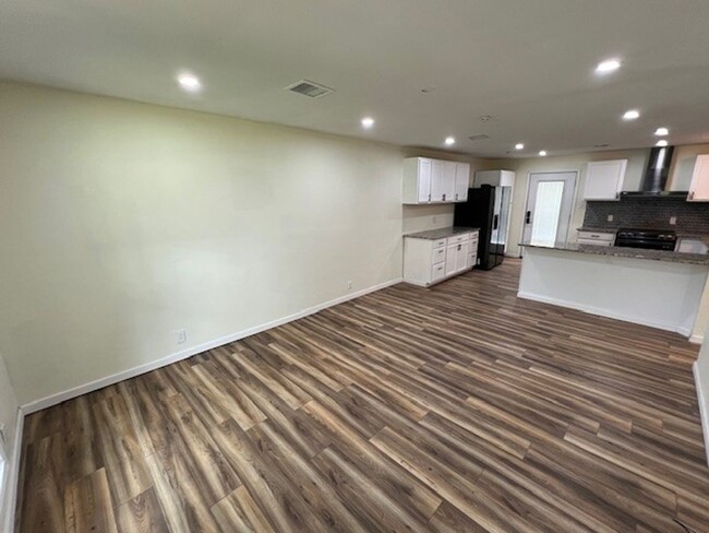 Building Photo - Newly Renovated 3B/2B Home Available in La...