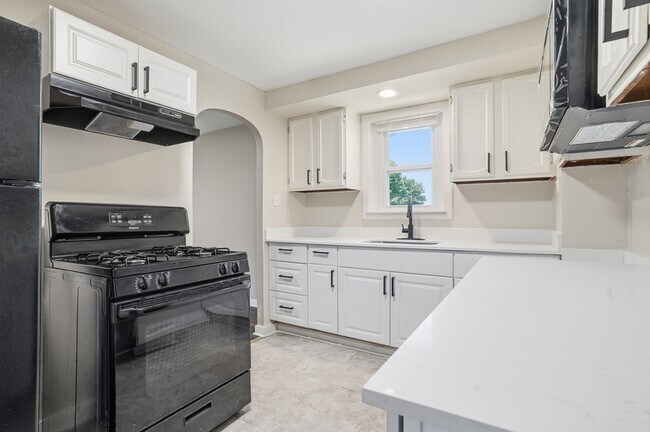 Building Photo - 624 Elm Dr