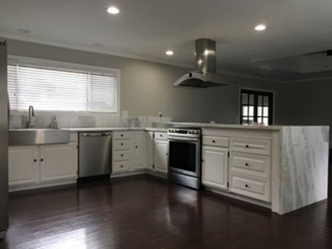 Building Photo - Remodeled Single Story 3 Bedroom/2 Bathroo...