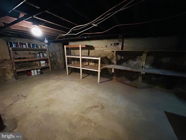 Building Photo - 6561 Maple Ave