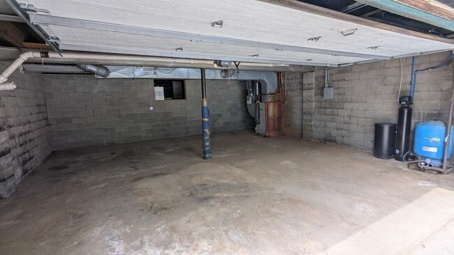 Building Photo - Newly renovated gem located at Earl Lake i...