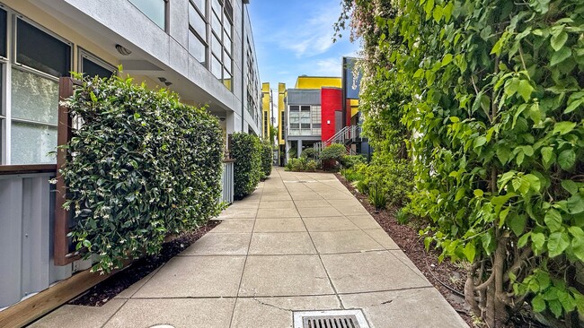 Building Photo - Authentic Loft Living in an Emeryville Landmark