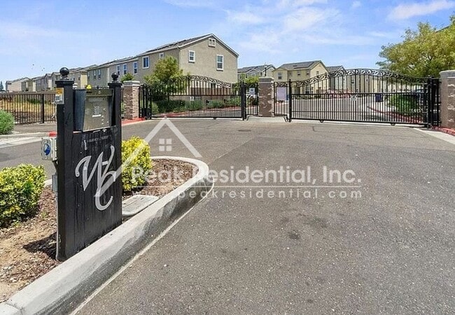 Building Photo - Newer 3bd/2.5 ba Home with 1 Car Garage in Gated Community