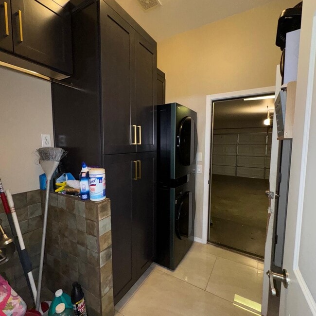 Building Photo - 1111 Vista De Los Alamos