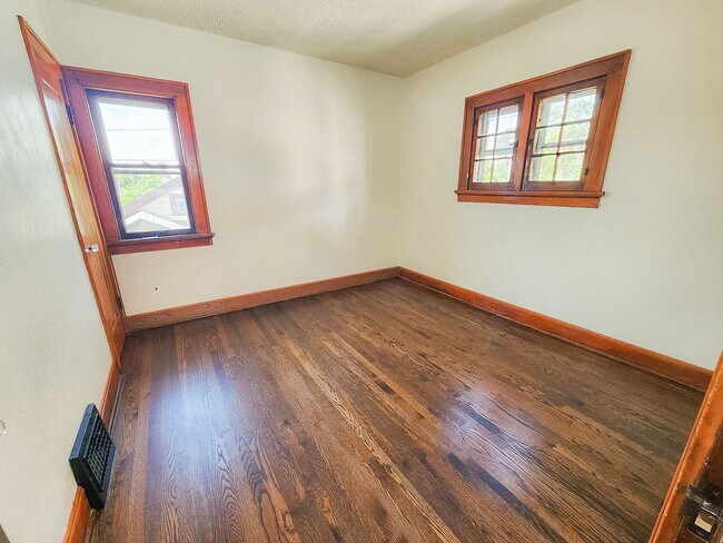 Building Photo - Renovated 2-Bedroom Upper Duplex Unit