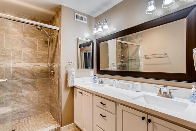 Building Photo - Furnished large and modern condo