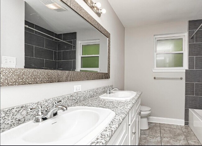 Building Photo - 636 Castlewood St