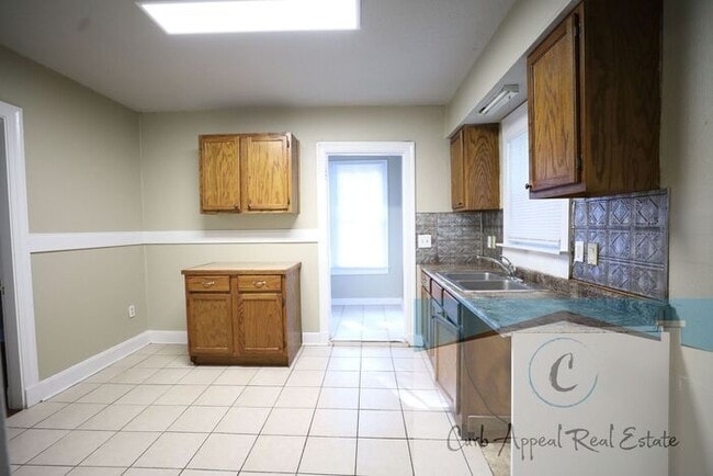 Building Photo - Recently renovated 3 bed, 1.5 bath home - back deck, garage, fenced yard!!