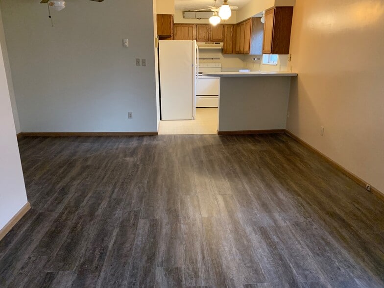 Spacious living room - 6257 3rd Ave