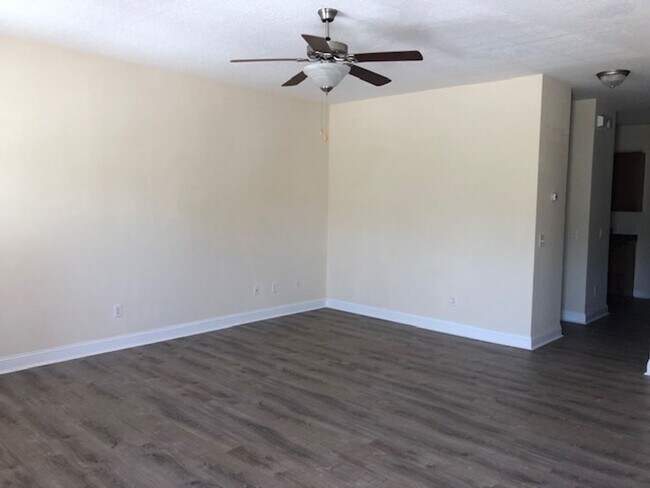 Building Photo - Spacious Two Story, Quiet Neighborhood