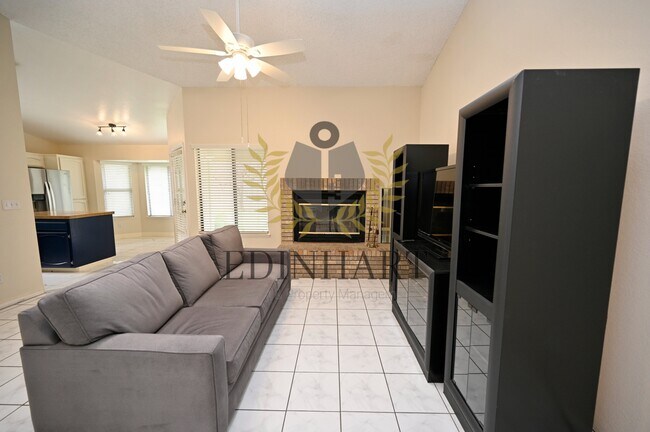 Building Photo - 6447 N Vagedes Ave