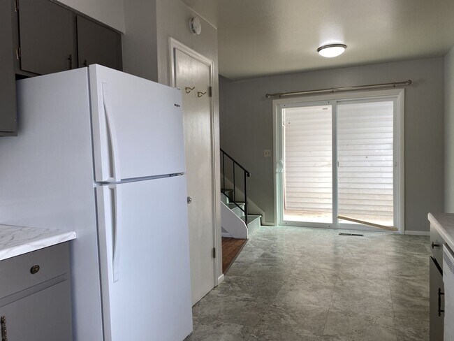 Building Photo - Cozy 3 Bed/1.5 Bath Duplex with Fenced Yard and 1 Car Garage