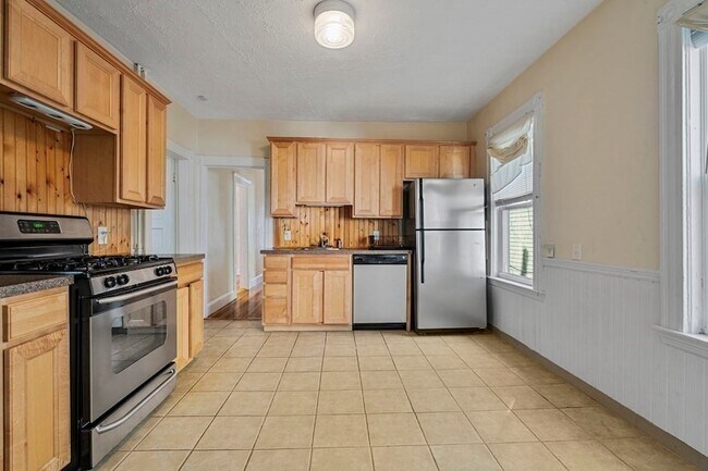 Building Photo - 31 Harold St