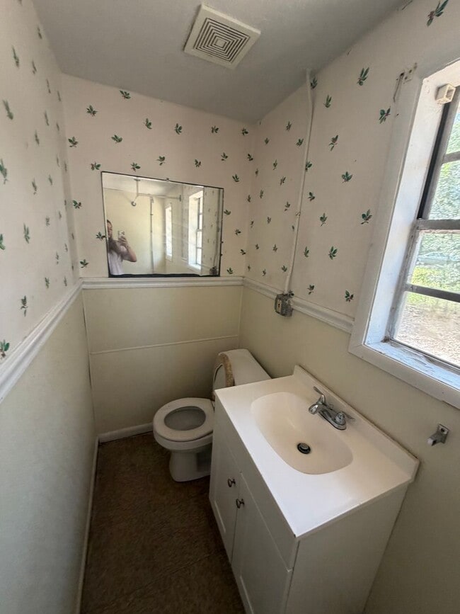 Building Photo - 607 E Gordon St