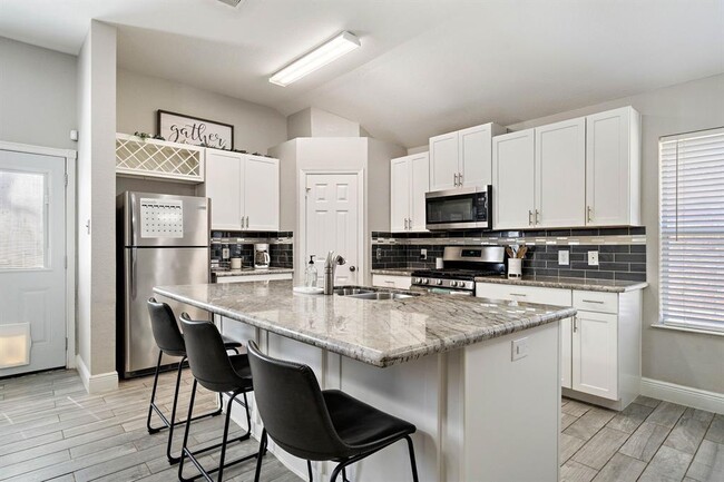 Building Photo - 1830 Sherwood Forest Cir