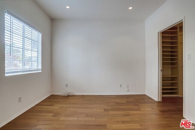 Building Photo - 852 N Poinsettia Pl