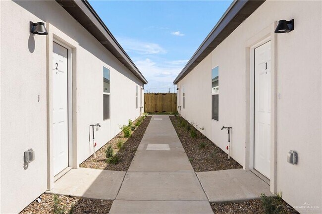 Building Photo - 19 N Aryana Ave