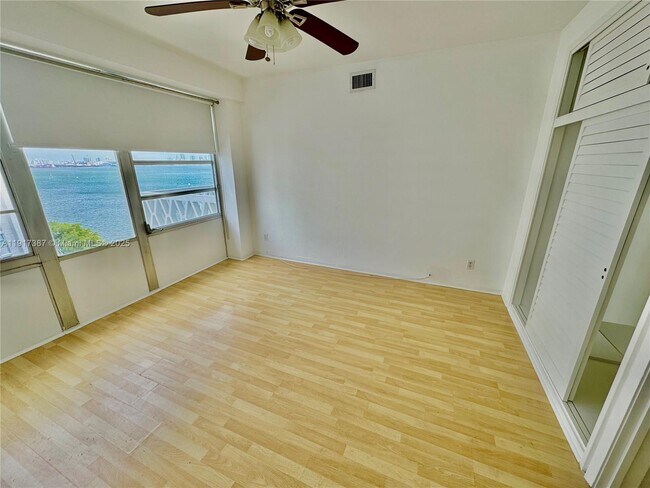Building Photo - 1430 Brickell Bay Dr