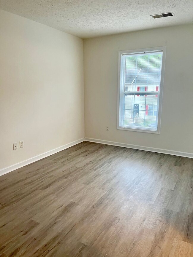 Building Photo - King George 3 Bedroom End Unit