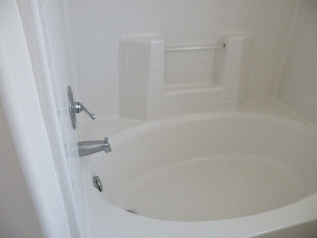 Building Photo - Beautiful Townhome in Tucker Creek