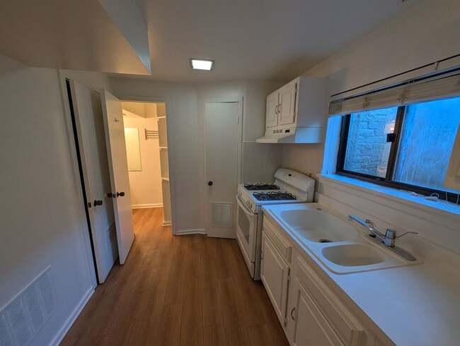 Building Photo - Georgetown Townhouse (Close to the West End and Dupont)