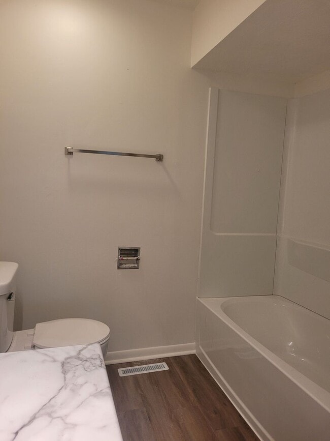 Building Photo - 3 Bed 1.5 Bath Townhome Available Now!