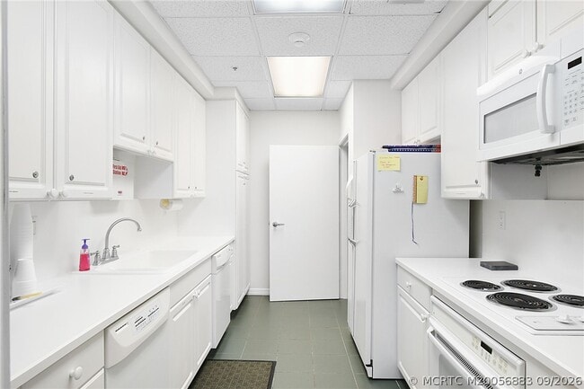 Building Photo - 8600 S Ocean Dr