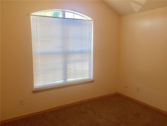 Building Photo - New flooring and paint!  Cute 3 bed, 2 bat...