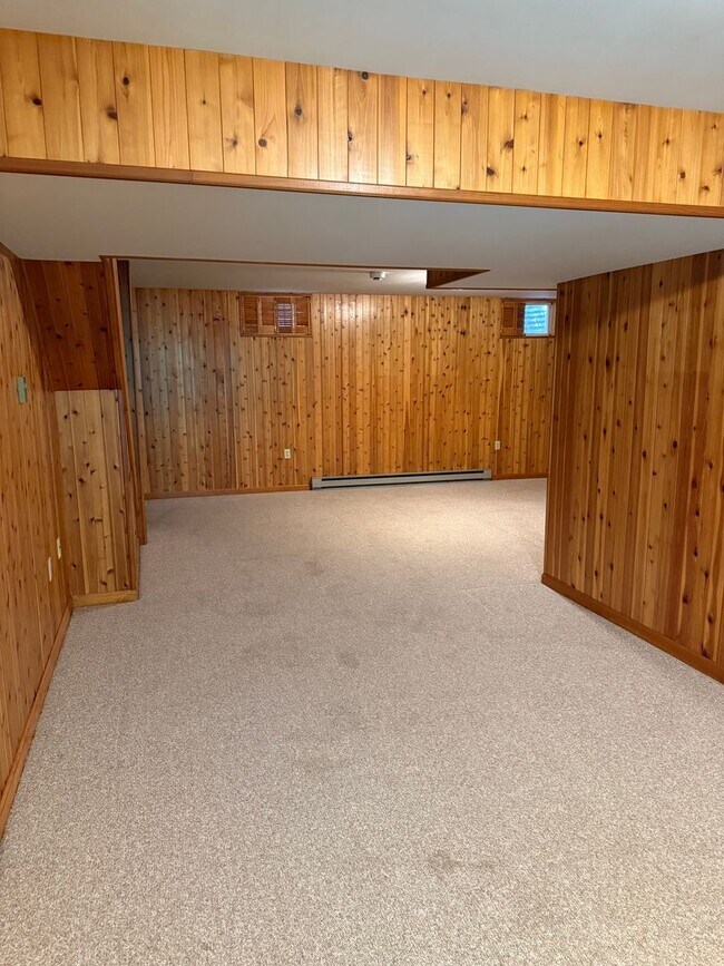 Building Photo - 1531 E Strohm Dr