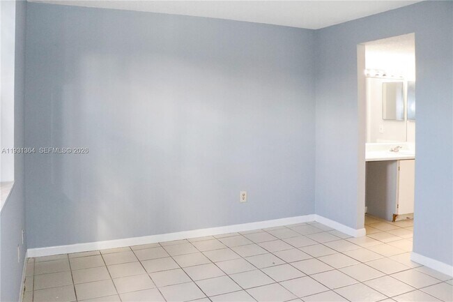 Building Photo - 1080 N Franklin Ave