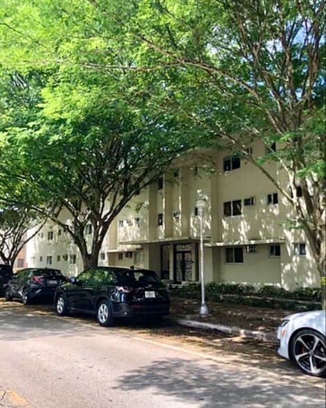 Building Photo - 1014 Salzedo St