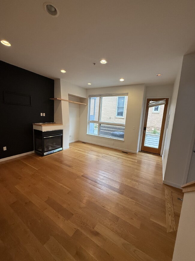 Building Photo - "Spacious 3-Bedroom Townhouse Retreat in Vibrant Denver with 2.5 Baths – 2047 Sq Ft of Modern Liv...