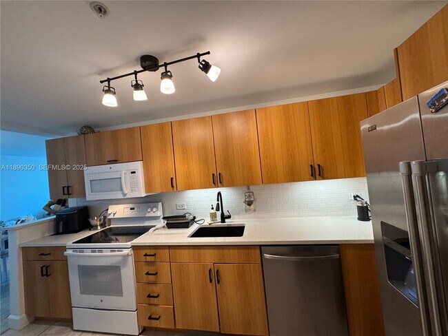 Building Photo - 7501 E Treasure Dr