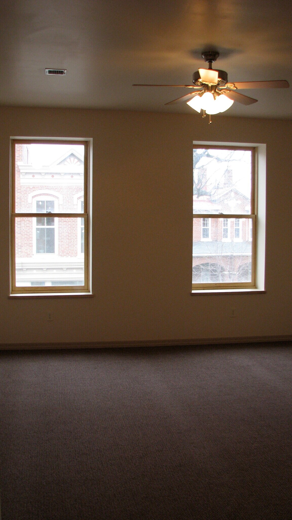 Building Photo - 19 E Main St