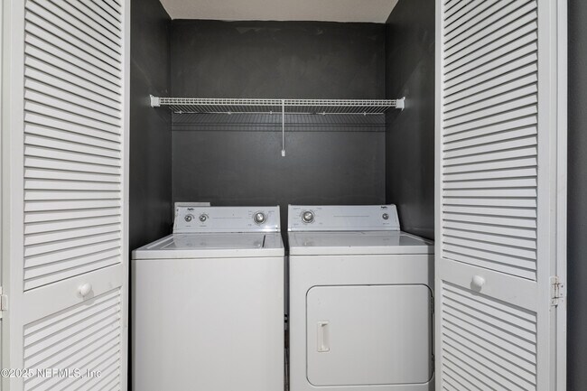 Building Photo - 8870 Inlet Bluff Dr