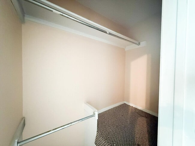 Building Photo - Spacious 2 story townhouse with fenced yard!